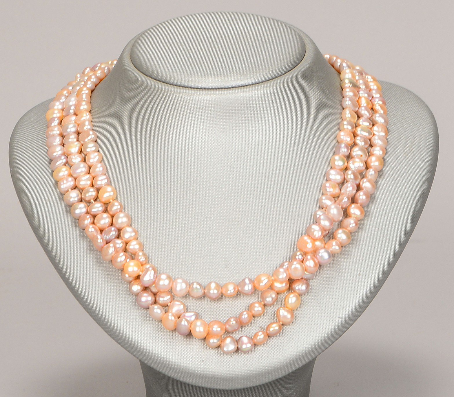 Collier, besetzt mit Zuchtperlen/Ø 7 mm, 3-reihig, mit 333 GG-Schließe; Länge 46 cm