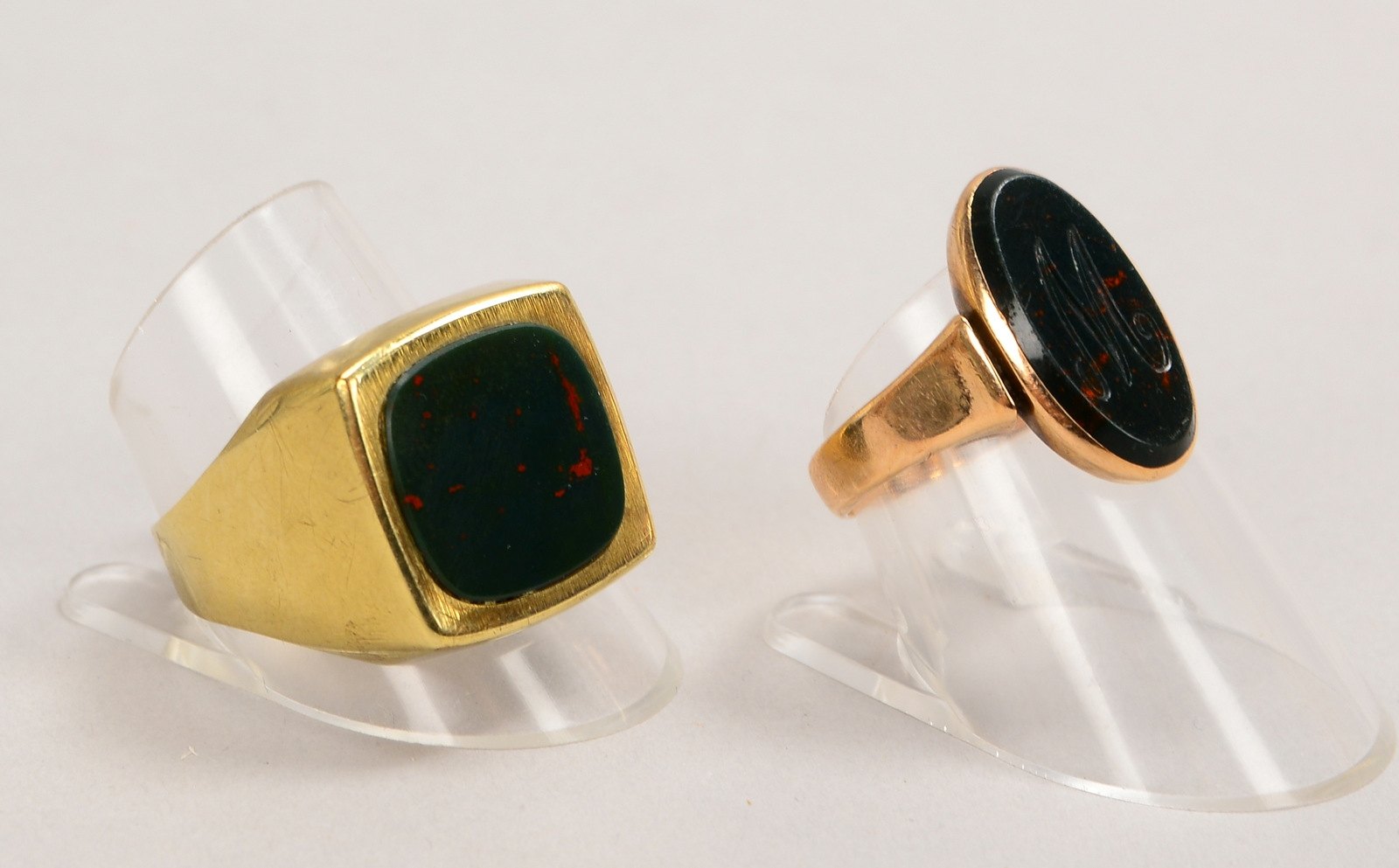 2 Herrenringe, 333 GG/RG, jeweils mit Blutjaspis-Platte; RG 55/RG 68, Gew. zus. 8 g