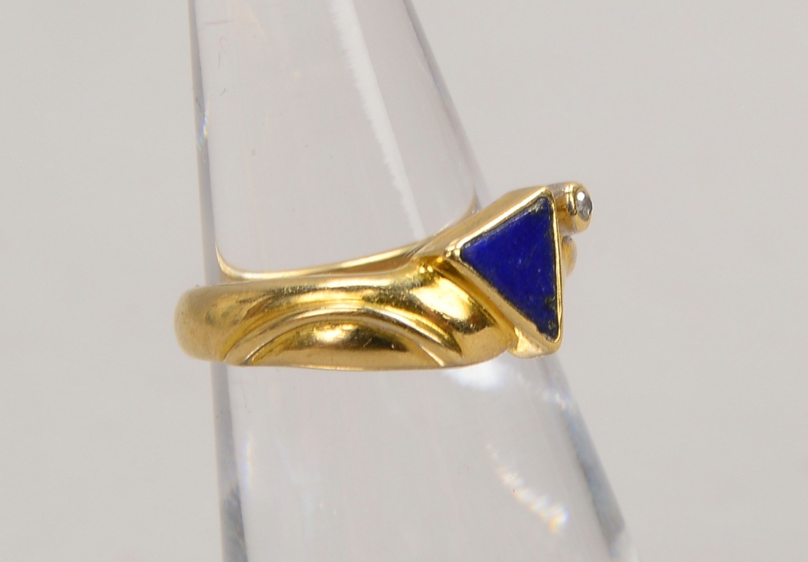 Ring, 333 GG (gest.), mit Lapislazuli-Platte, mit Begleitdiam.; RG 46/47, Gew. 2,60 g