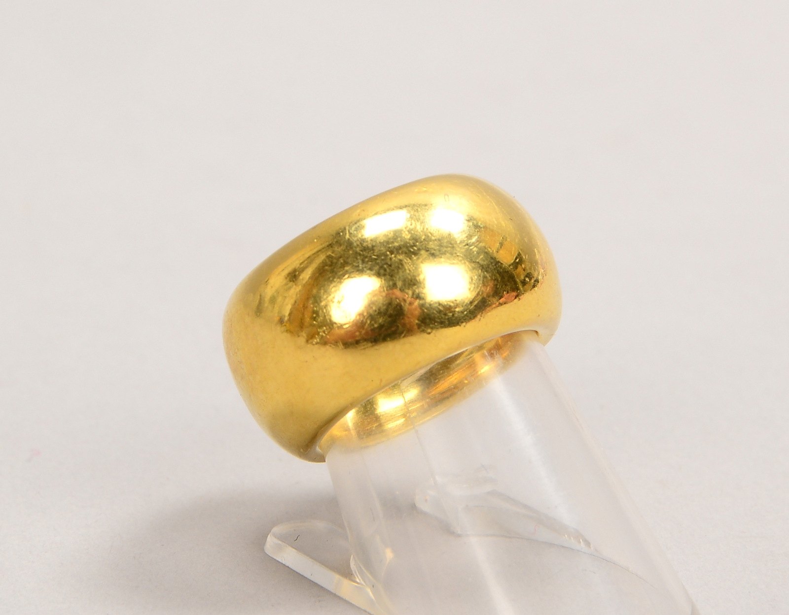 Ring, 750 GG (gest.), breite Ringschiene/12 mm; RG 54, Gewicht 12,30 g