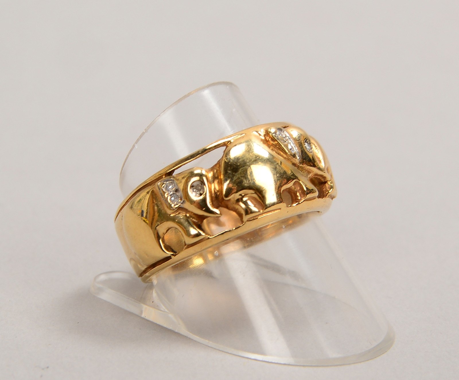 Ring, 585 GG (gest.), relief. Dekor ('Elefantenreigen'), mit 9x kl. Diam.; Gew. 6,30 g