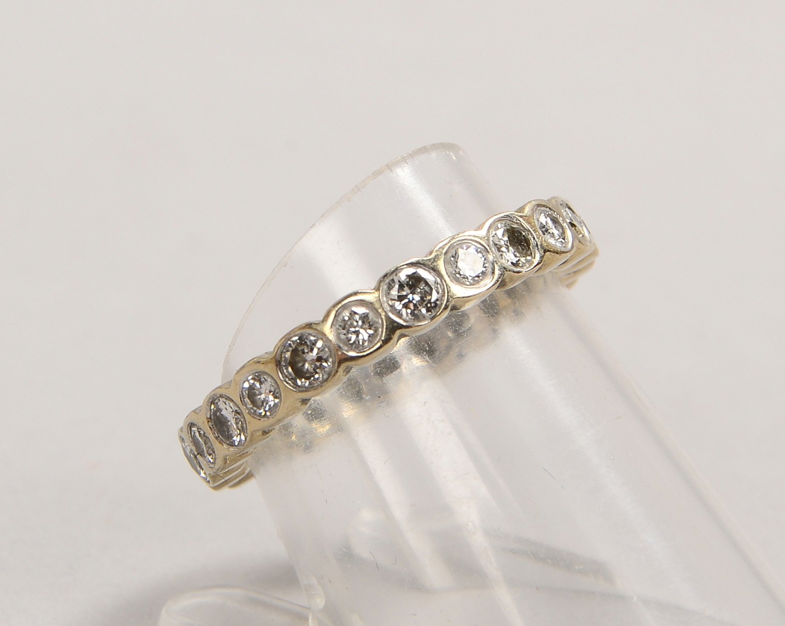 Ring, 585 WG (gepr.), wie 'Memory-Ring', mit 23x Brill./zus. ca. 0,9 ct; Gew. 3,70 g