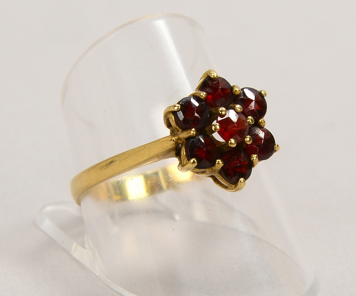 Ring, 333 GG (gestempelt), mit Granatbesatz; RG 60, Gewicht 2,30 g