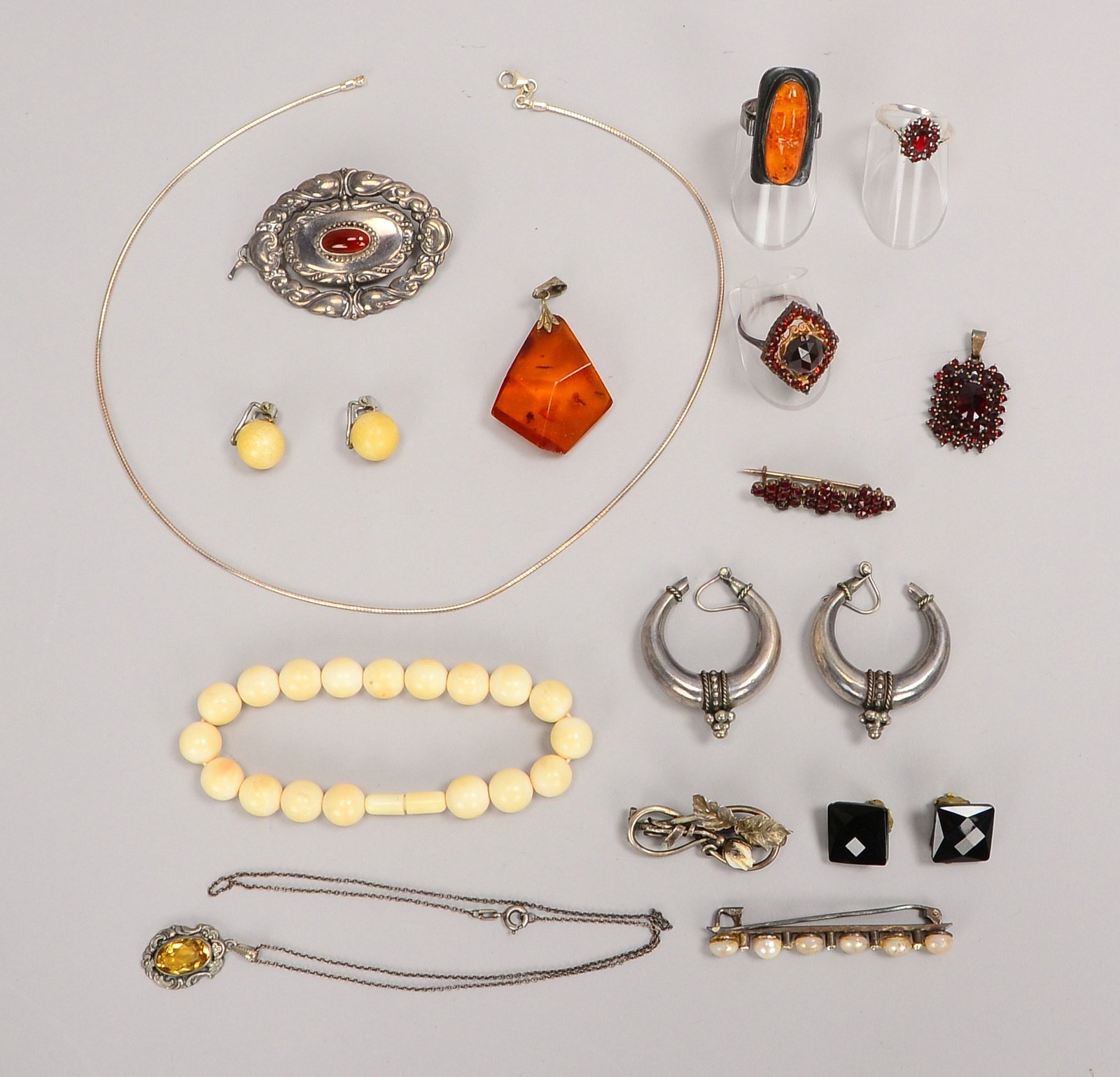 Kl. Schmuckkonvolut/teils Silber, versch. Ausf. (Ringe, Ohrschmuck, u.a.)