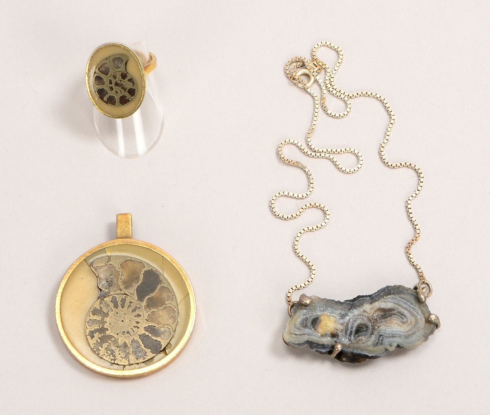 Anh./Ring, 925 Sterlingsilber, mit Ammoniten; und Silberkette mit fossilem Anh.