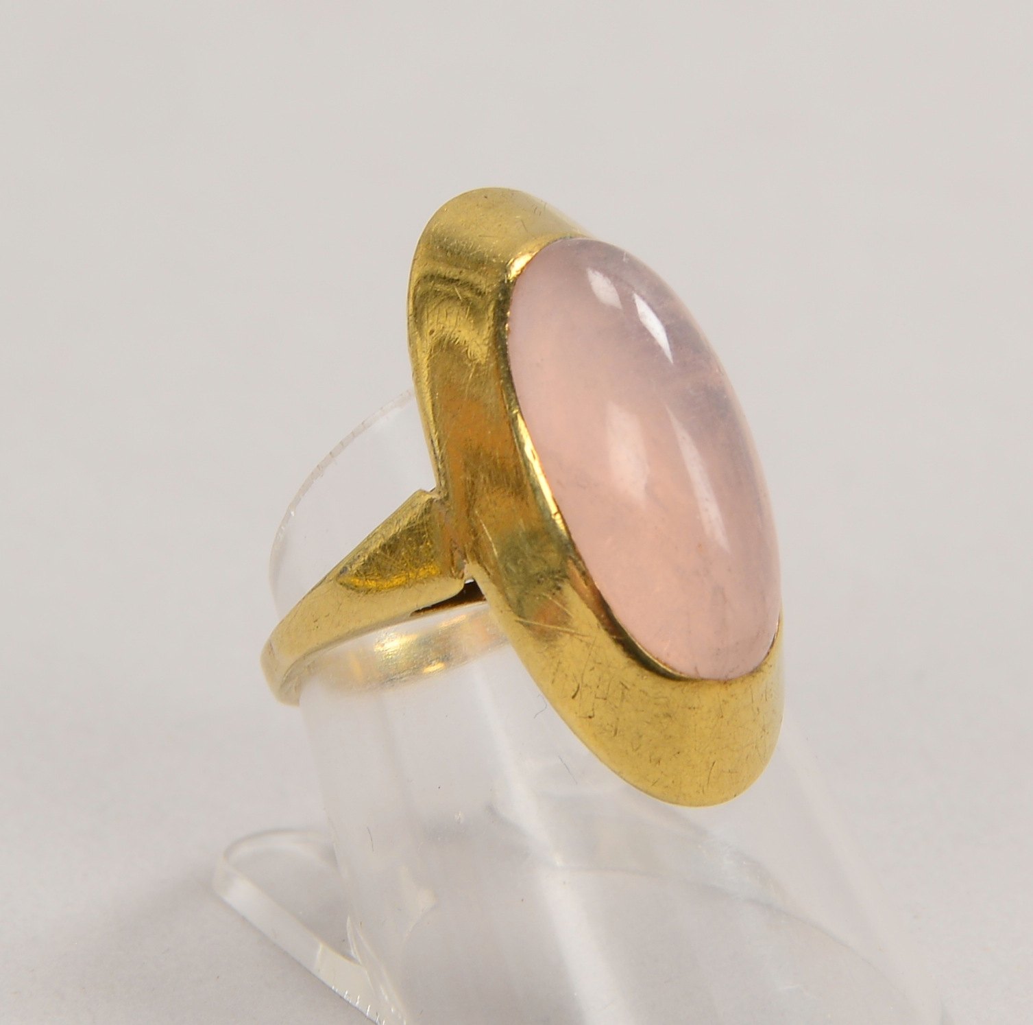 Ring, 333 GG (gest.), besetzt mit Rosenquarz-Cabochon; RG 54, Gew. 4,20 g