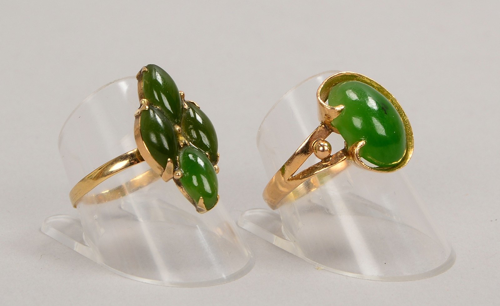 2 Ringe, 585 GG (gest.), mit Nephritbesatz(?)/Jade(?); RG 58 - RG 59, Gew. 6,30 g