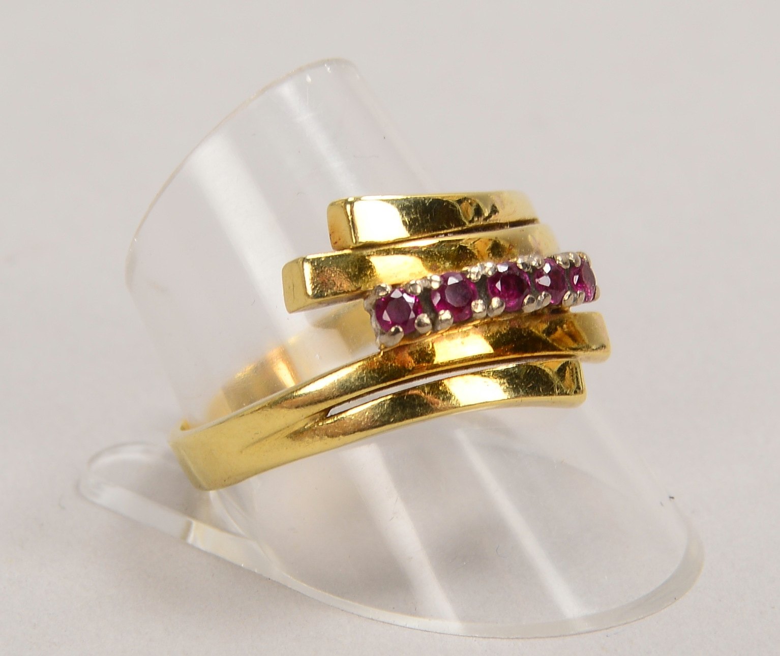 Ring, 585 GG (gestempelt), mit 5-fachem Rubinbesatz; RG 63, Gewicht 6,70 g
