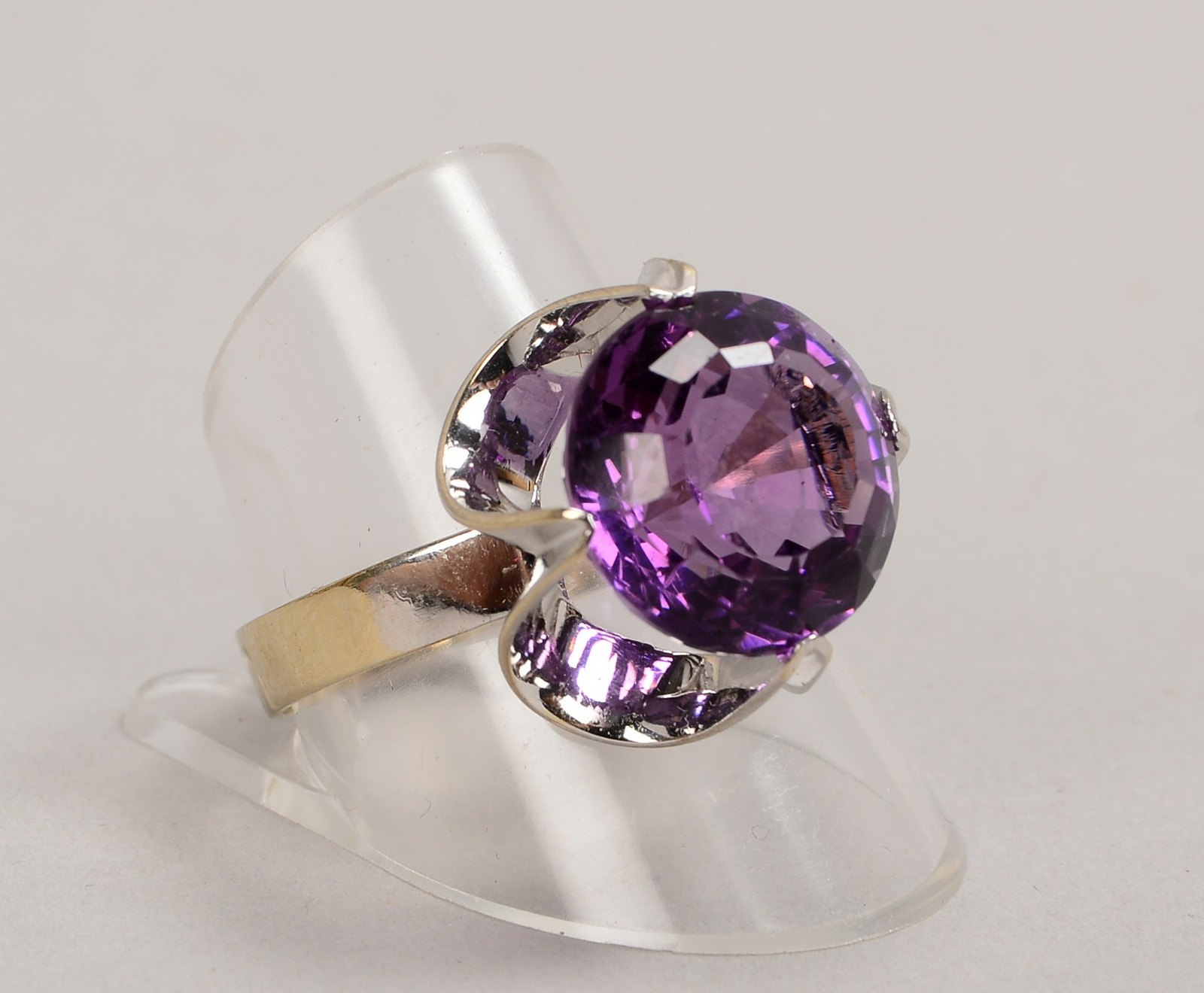 Ring, 585 WG (gest.), mit fac. Amethyst im Rundschliff; RG 64, Gew. 5,40 g
