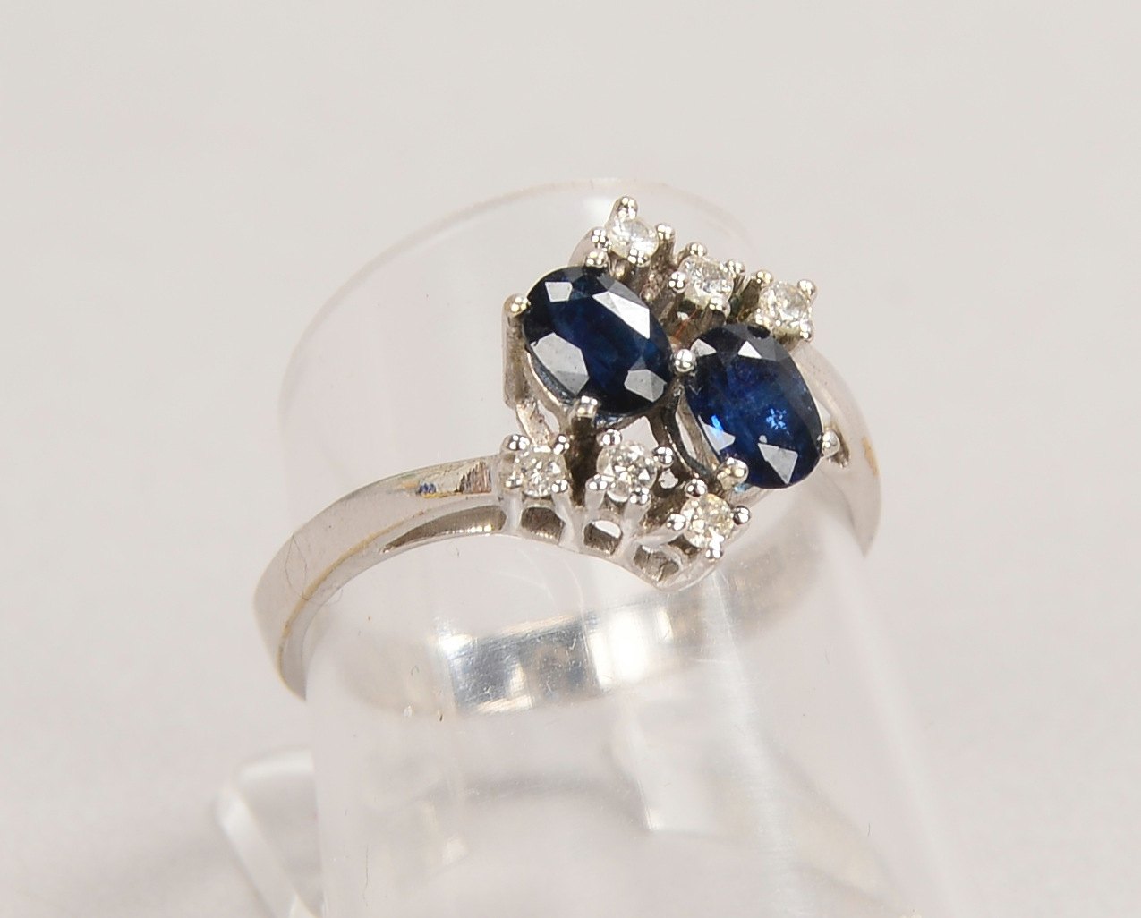 Ring, 585 WG (gest.), mit 2x Saphiren und 6x kl. Brillanten; RG 57, Gew. 3 g