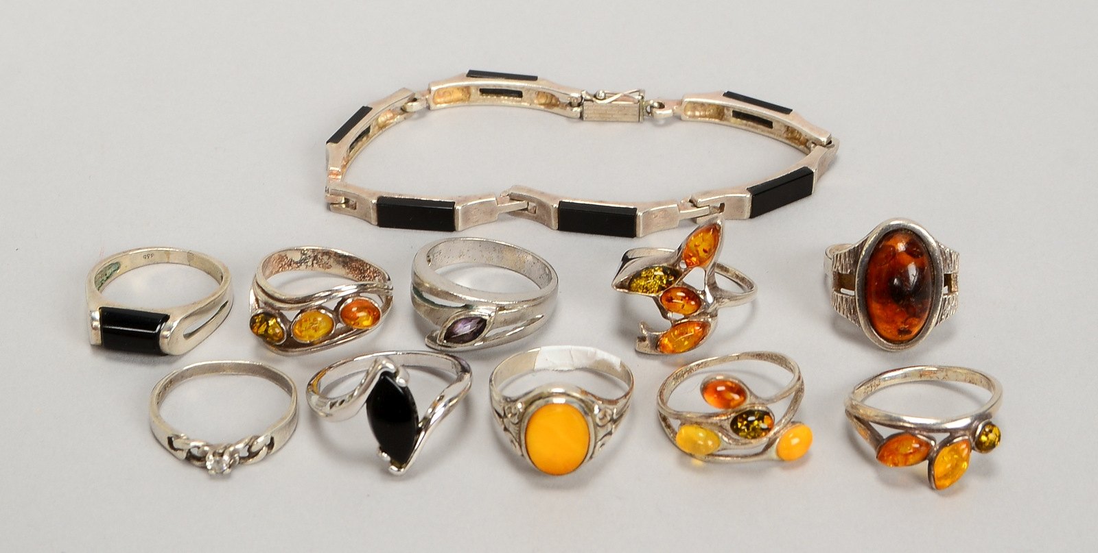 Silberschmuck, div. Steinbesatz (Bernstein, Onyx, u.a.): 10x Ringe/1 Armband