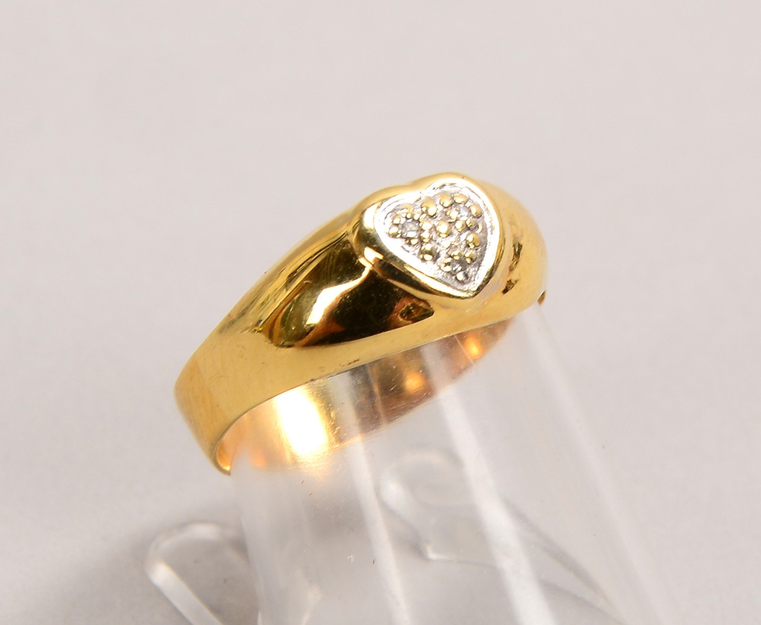 Ring, 585 GG (gepr.), figürl. Ringkopf ('Herz'), mit 3x kl. Diam.; RG 56, Gew. 2 g