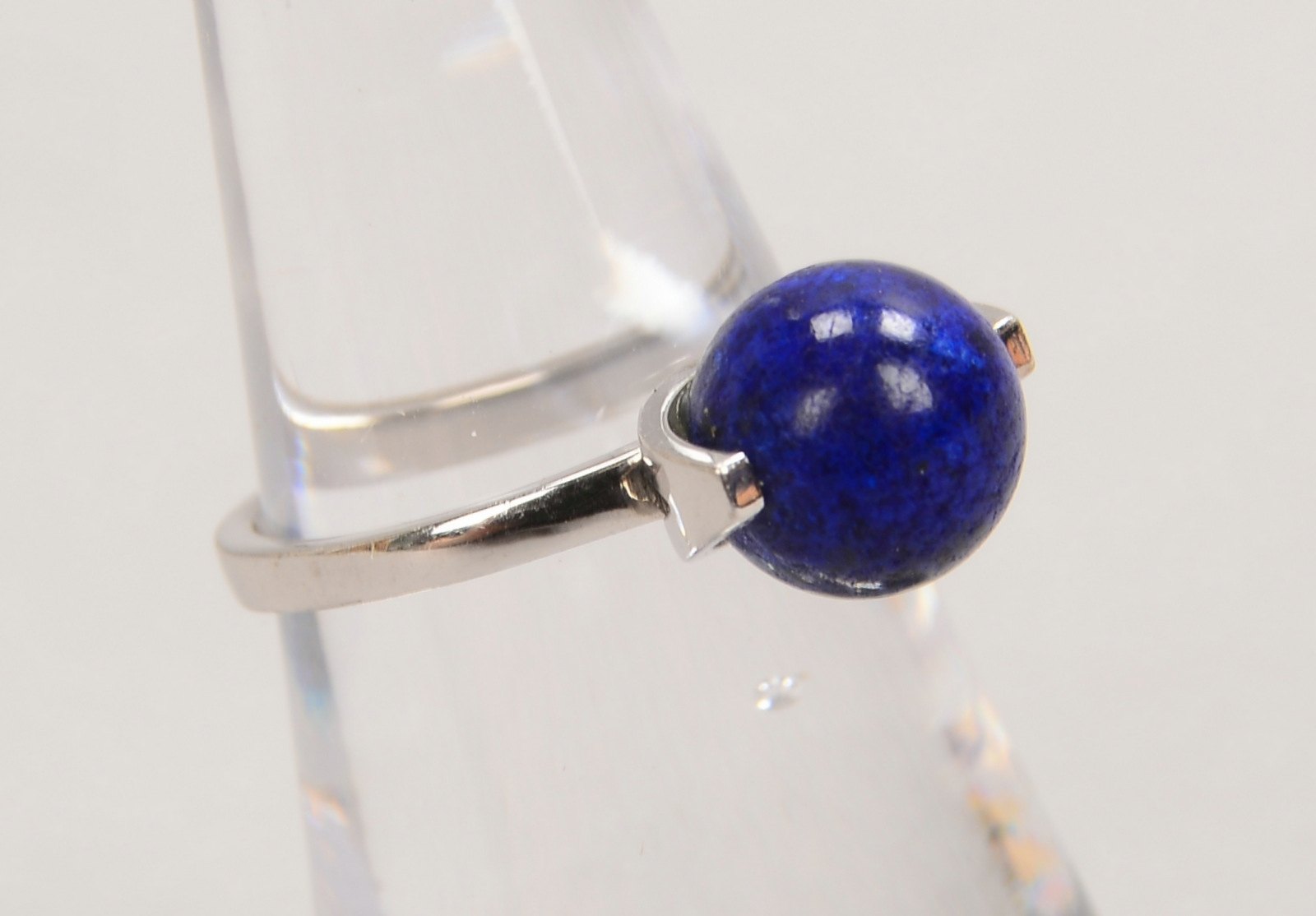 Ring, 585 WG (gest.), mit Lapislazuli-Perle/Ø ca. 8 mm; RG 52, Gew. 3,50 g