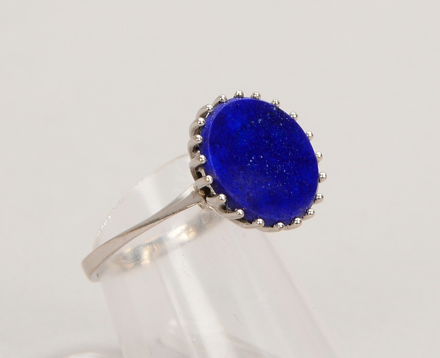 Ring, 585 WG (gest.), mit einer Lapislazuliplatte; RG 53, Ø RK 14 mm, Gew. 3,90 g