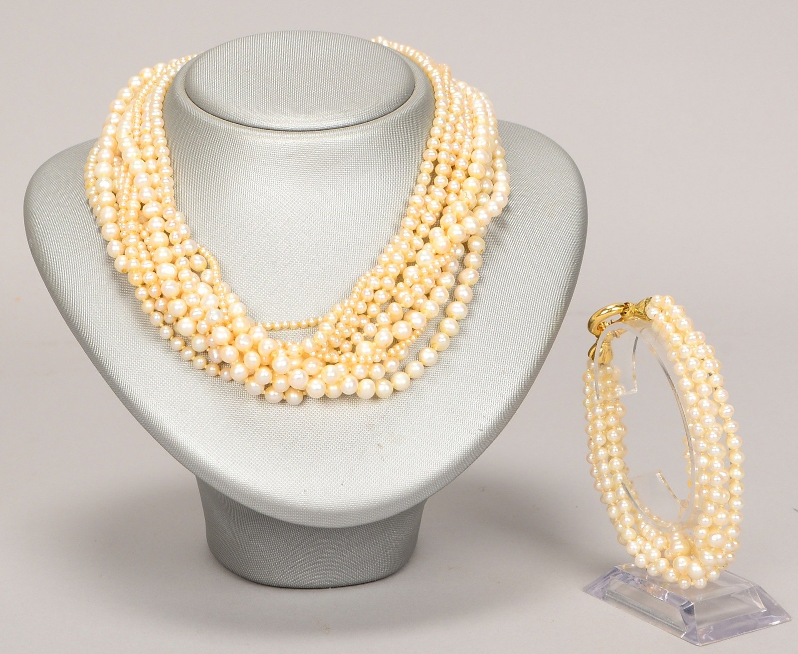Collier und Armband, jeweils mehrstr./mit Perlenbesatz, mit GG-Federringschließe