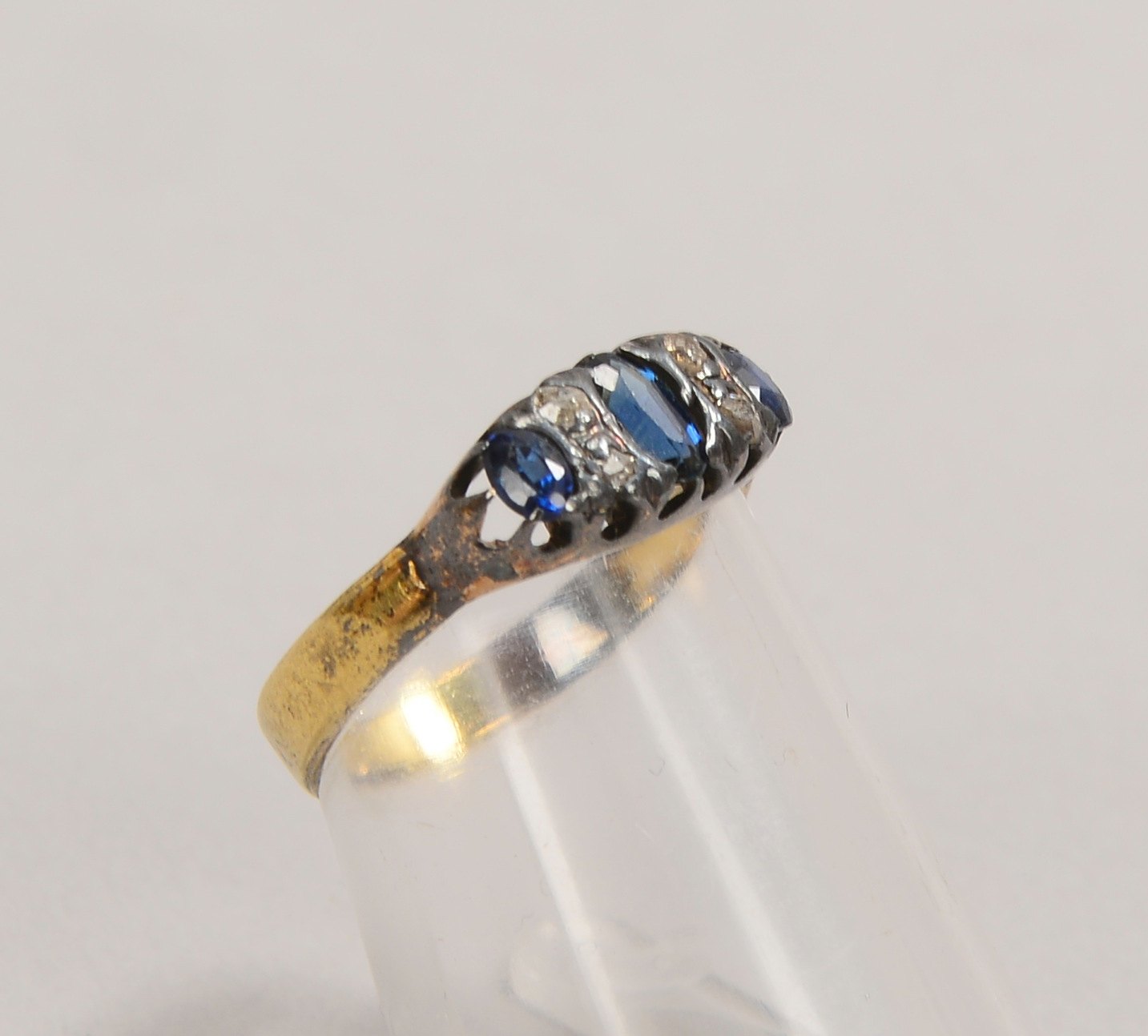 Ring, 585 GG (gest.), mit 3x fac. Saphiren im Ovalschliff, und 4x Diam.; Gew. 2,50 g