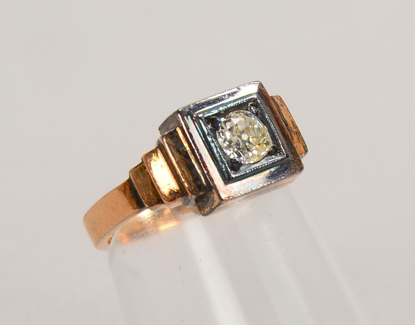 Ring, 585 GG (gest.), mit Altschliff-Diam. von ca. 0,25 ct; RG 49, Gew. 3,50 g