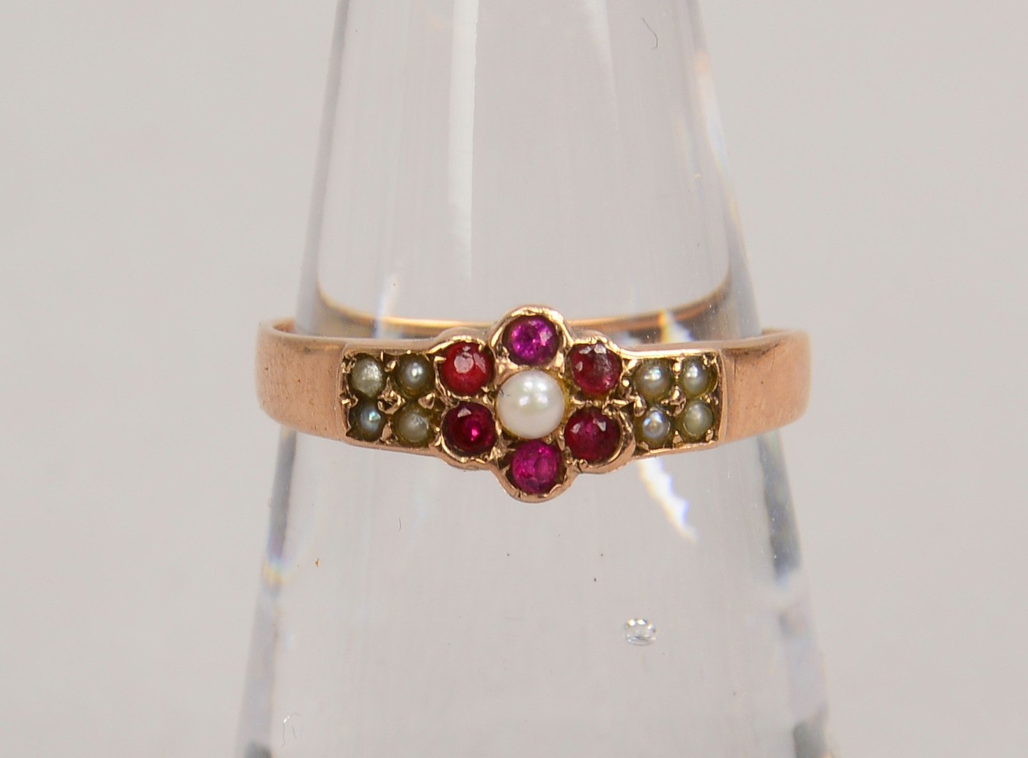 Ring, 333 RG (gest.), mit Flussperlen- und Rubinbesatz; RG 53, Gew. 1,50 g