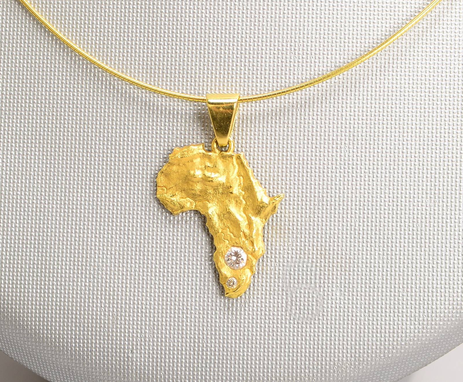 Collier, 750 GG (gest.), mit Länder-Anhänger, 'Afrika', 585 GG, mit 2x kl. Brill.