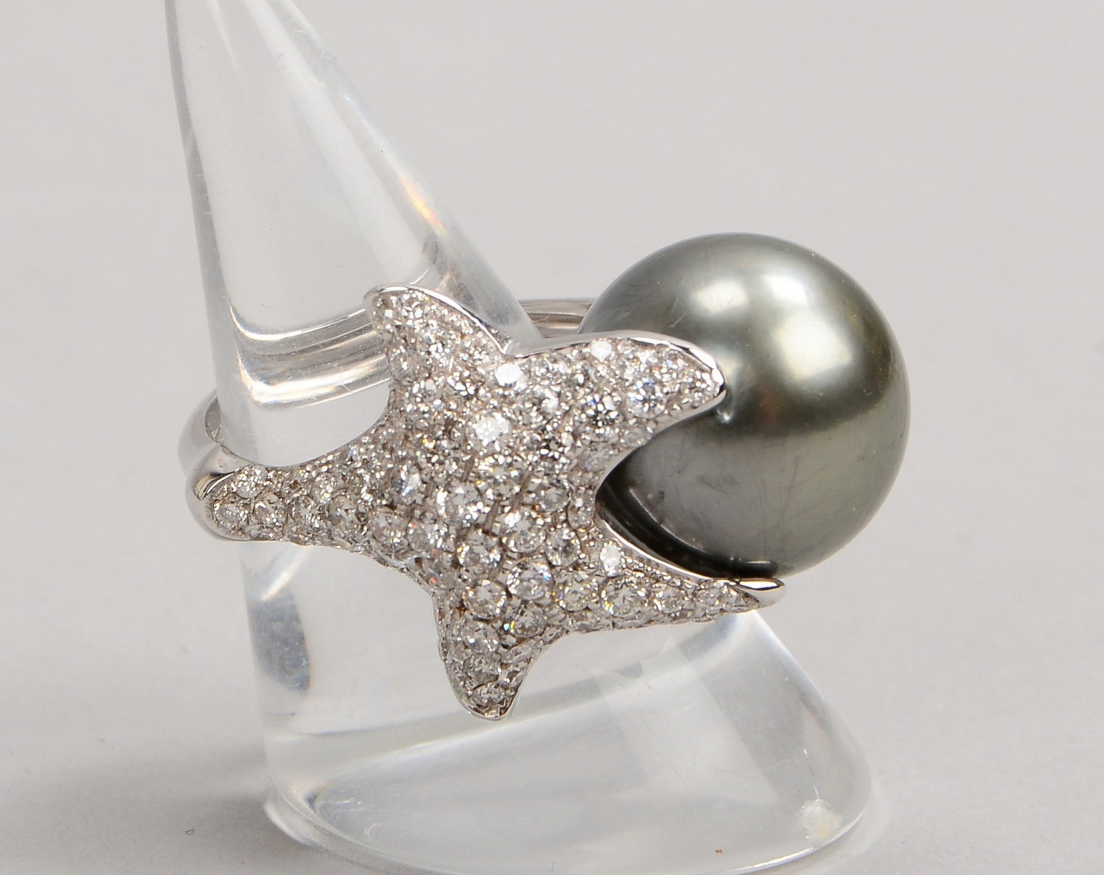 Ring, 750 WG (gest.), figürl. Ringkopf, 'Seestern an Tahitiperle', mit Brill./zus. ca. 1,45 ct