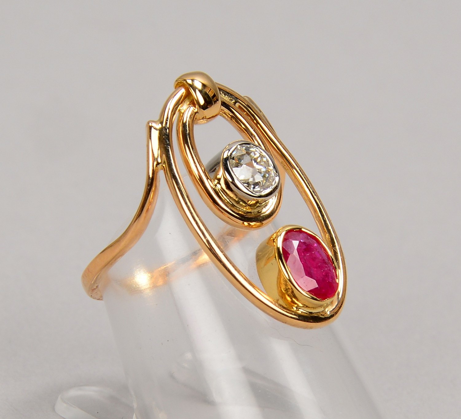 Ring, 750 GG (gest.), mit Diam. von ca. 0,25 ct, und ovalem Rubin von ca. 0,20 ct; RG 54