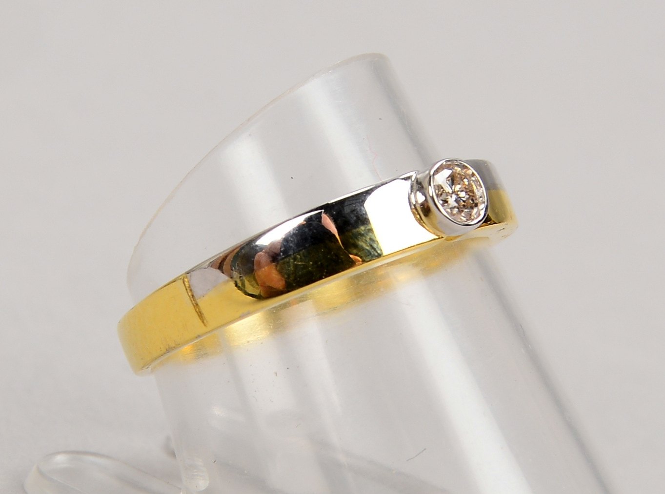 Ring, 750 WG/GG (gest.), mit einzelnem kl. Brill. von ca. 0,05 ct; RG 54, Gew. 2,90 g