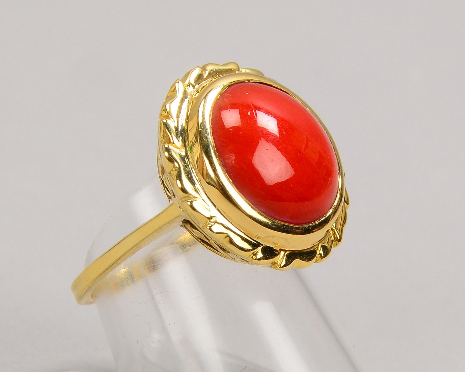 Ring, 750 GG (gest.), mit Korallenbesatz im Cabochonschliff; RG 54, Gew. 9,20 g