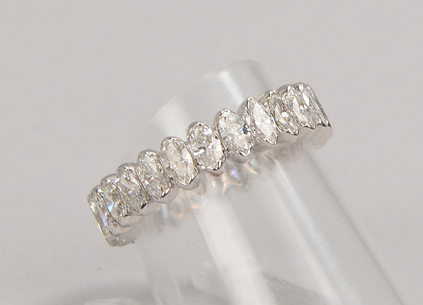 Ring, 750 WG (gest.), mit 26x Diam./zus. ca. 2,34 ct, Weiß - 'Vsi'; RG 54, Gew. 4 g