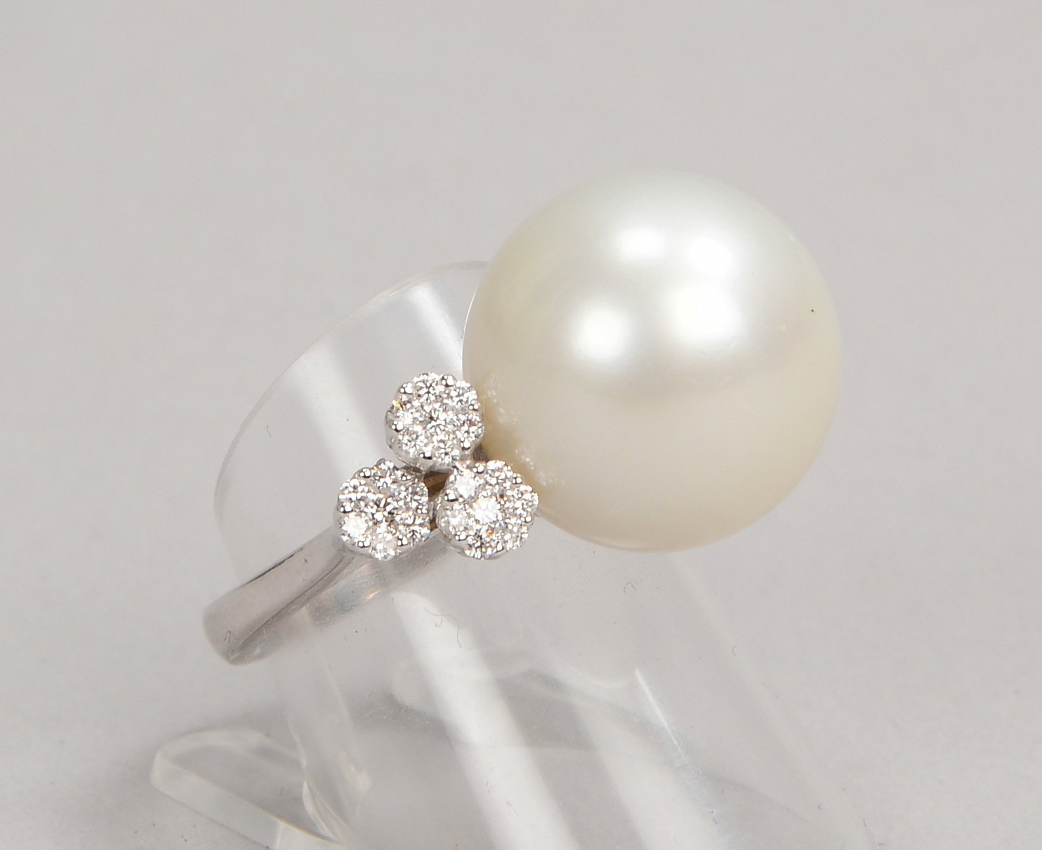 Ring, 750 WG (gest.), mit Mabé-Perle/Ø 15 mm, und 42x kl. Brill./zus. ca. 0,50 ct; RG 56