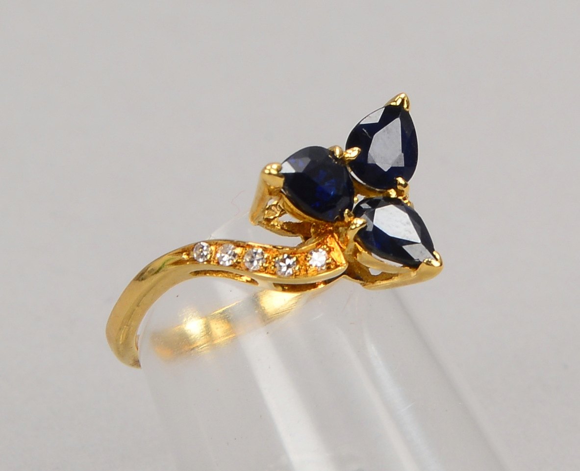 Ring, 750 GG (gest.), mit Saphiren/zus. ca. 0,35 ct, und Diam./zus. ca. 0,09 ct; RG 51