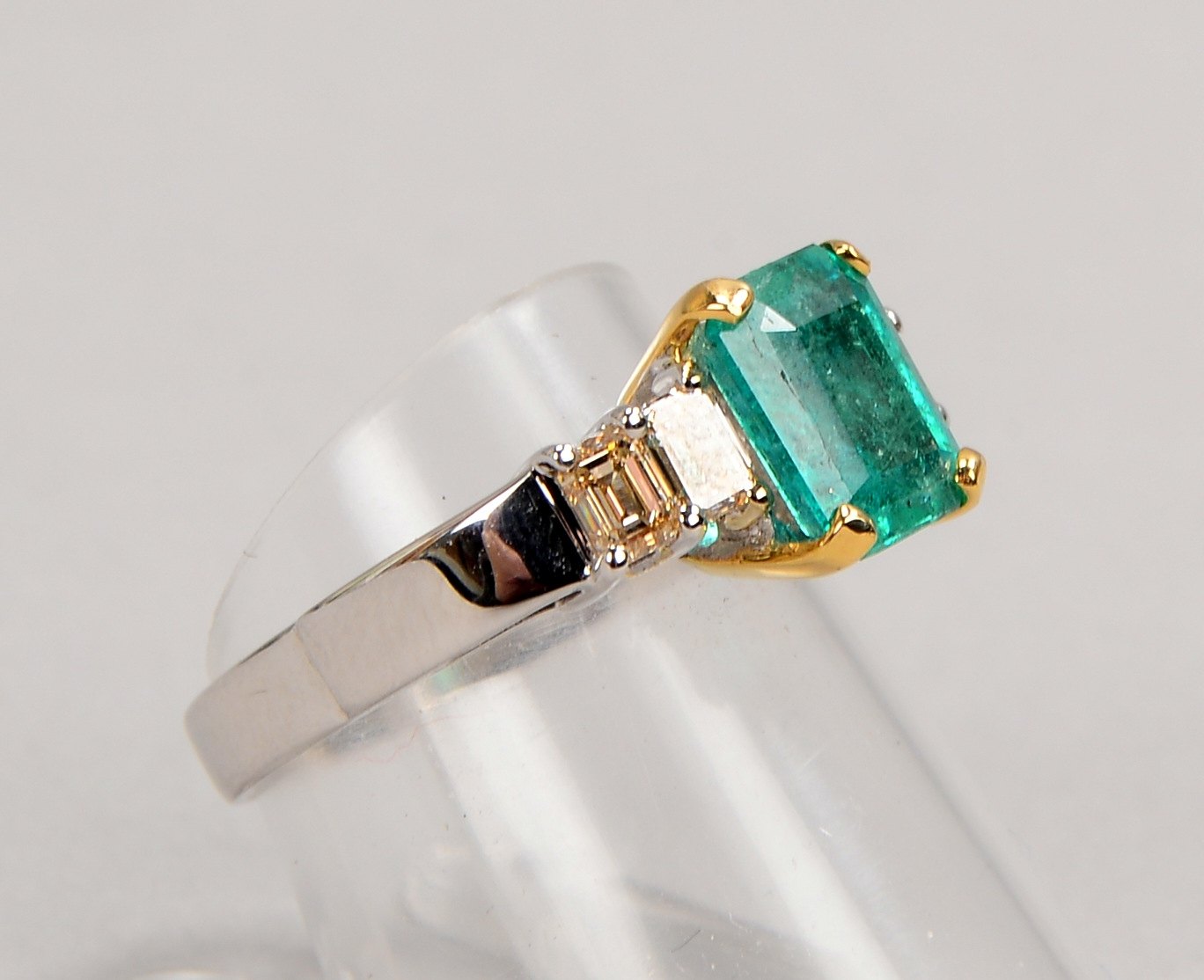 Ring, 750 WG (gest.), mit Smaragd/ca. 1,75 ct, und 4x Diam./zus. ca. 0,63 ct; RG 55, Gew. 4,10 g