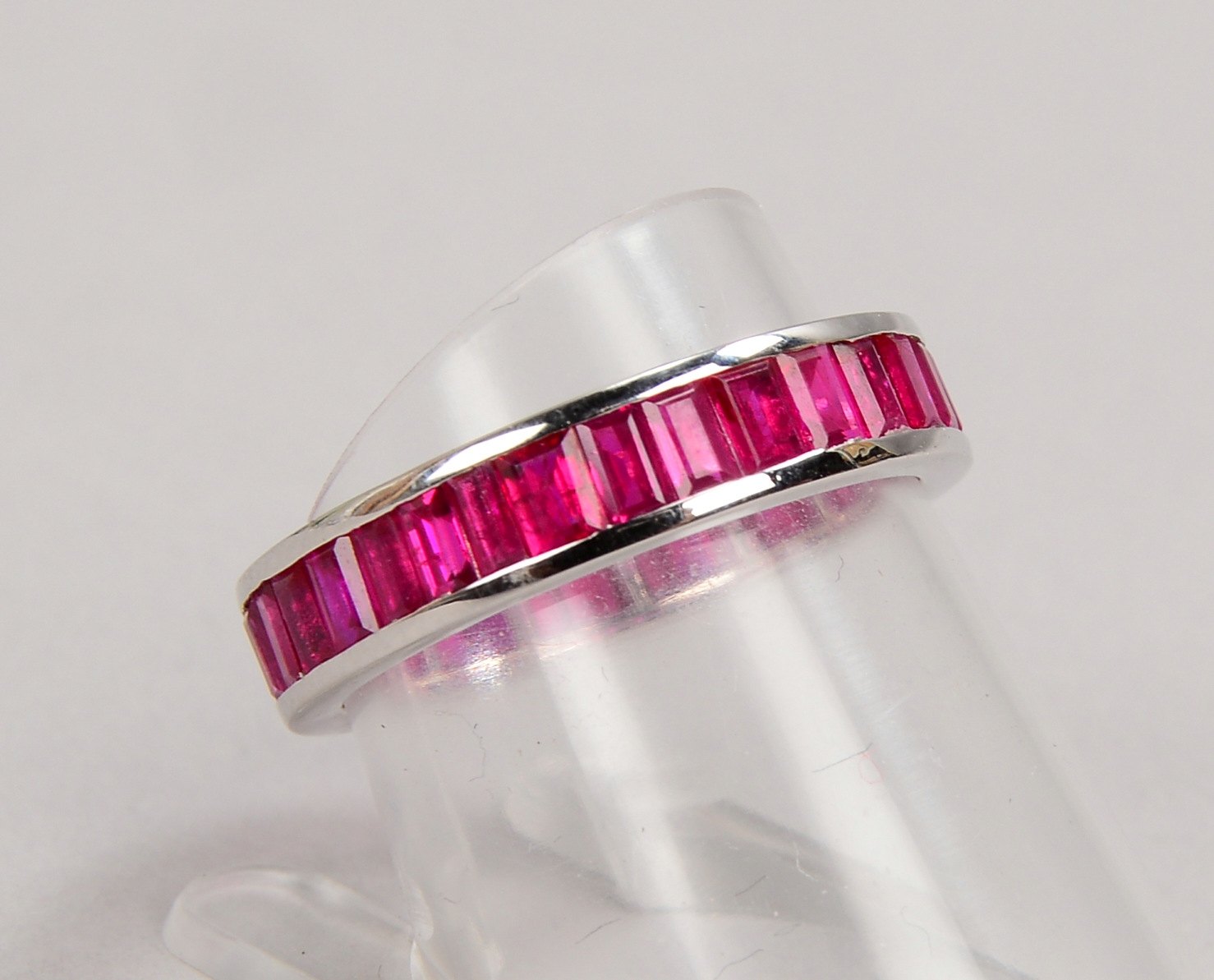 Ring, 750 WG (gest.), Schiene mit Rubinbesatz/zus. ca. 3,57 ct; RG 55, Gew. 3 g