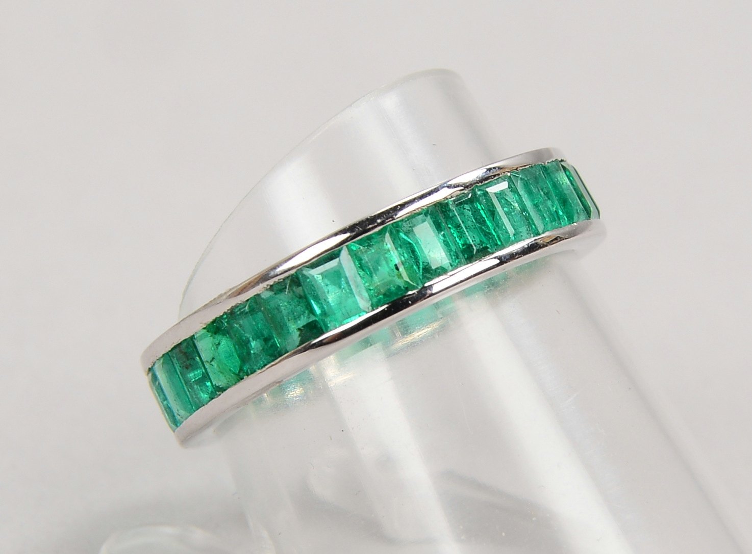 Ring, 750 WG (gest.), Schiene mit Smaragdbesatz/zus. ca. 3,26 ct; RG 55, Gew. 2,60 g