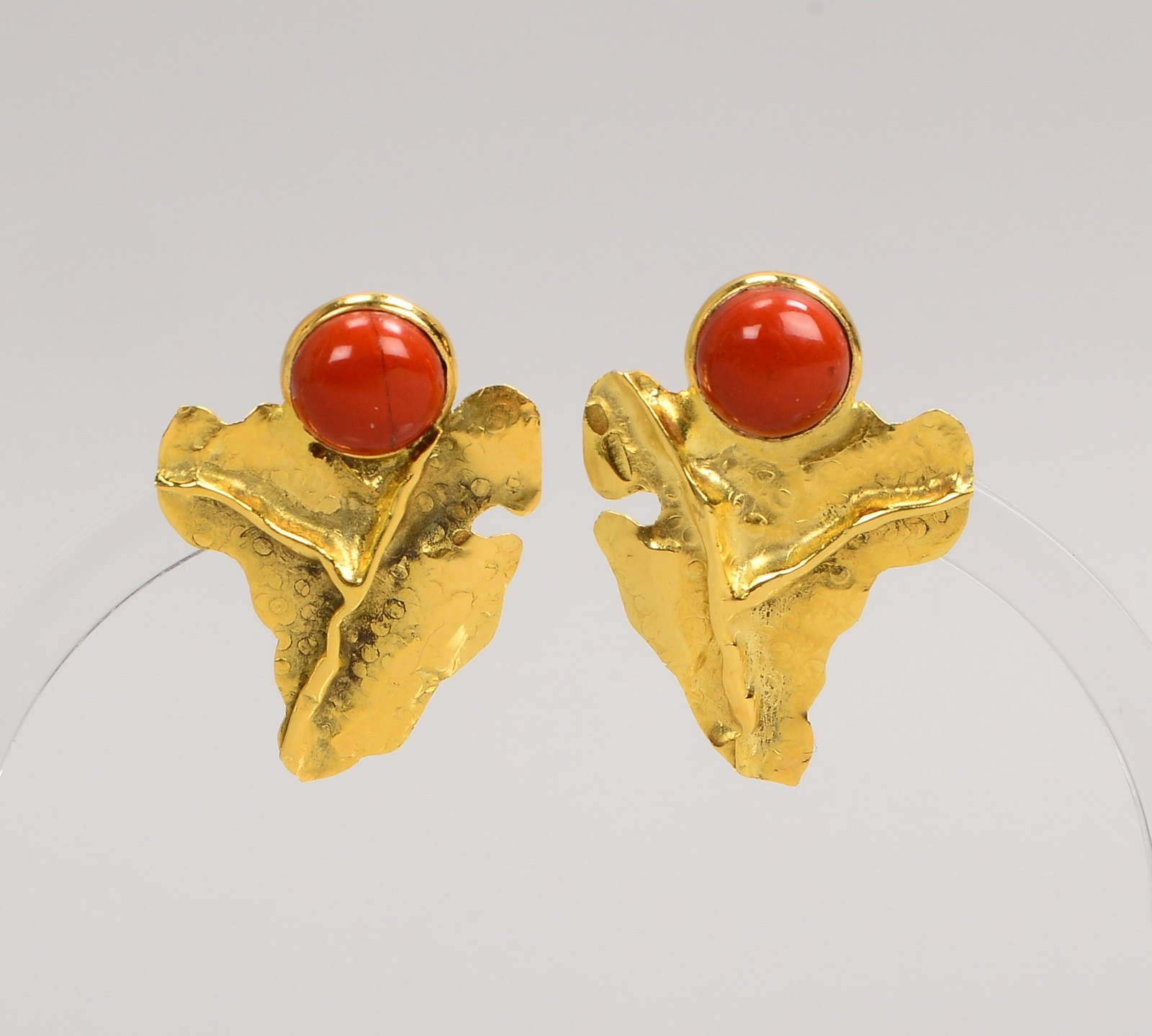 La Squadra/Italien, Paar Ohrclips, 750 GG (gest./punz.), mit Korallencabochon; Gew. 4,70 g
