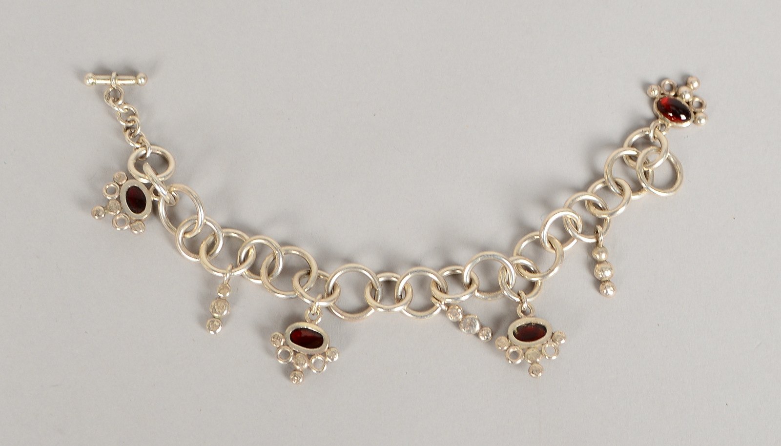 Bettelarmband, Silber, mit 4-f. Turmalinbesatz im Cabochonschliff; Gew. 43 g