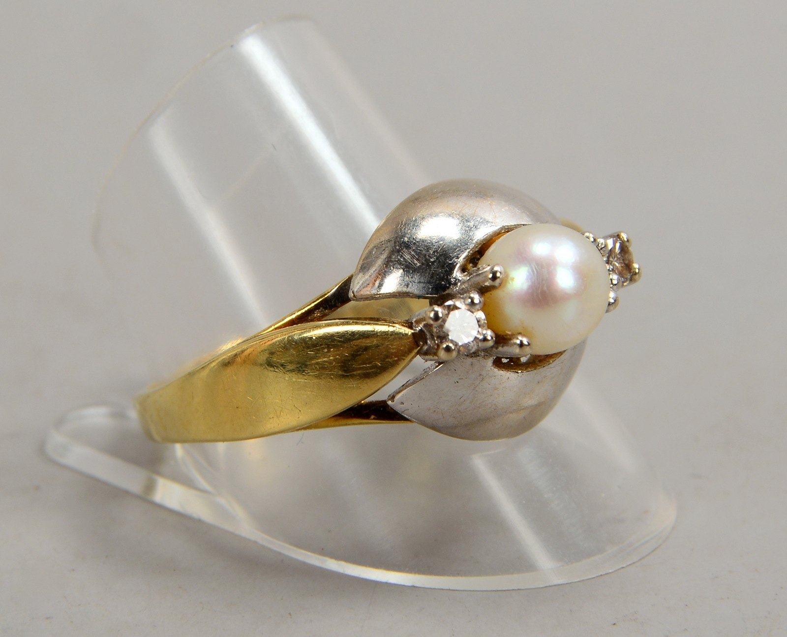 Ring, 585 GG/WG, besetzt mit einzelner Perle und 2x kl. Brill.; RG 65, Gew. 6 g