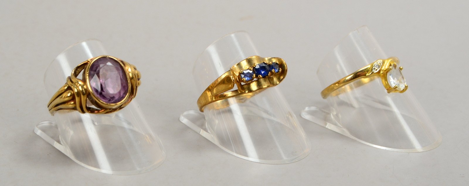 3 Ringe, 333 GG, untersch. Steinbesatz (Amethyst, Saphir, Bergkristall), versch. RG