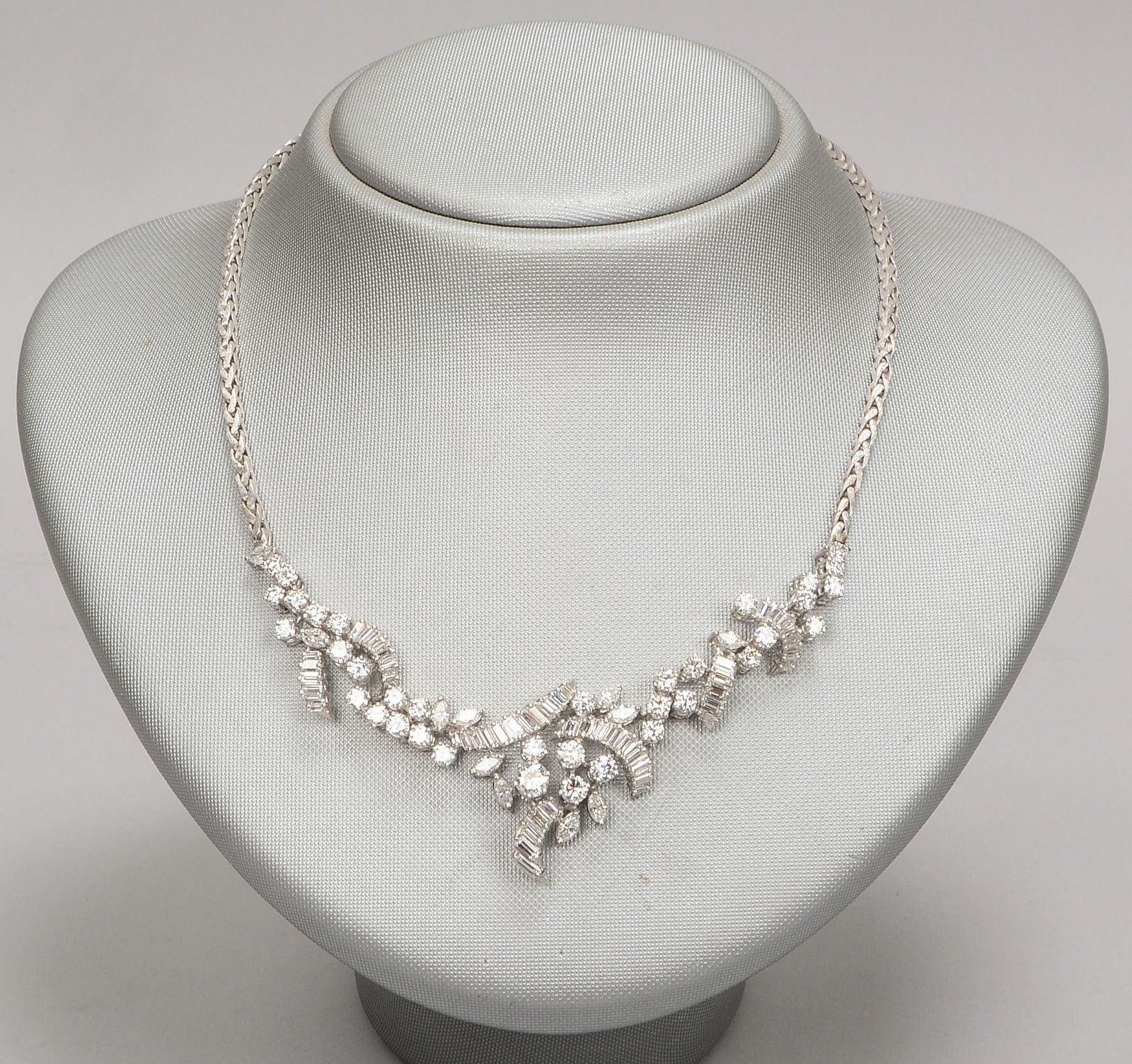 Exkl. Collier, 750 WG (gepr.), mit 99x Diam./zus ca. 10,07 ct, Farbe 'E - F', 'LR - Vvs'