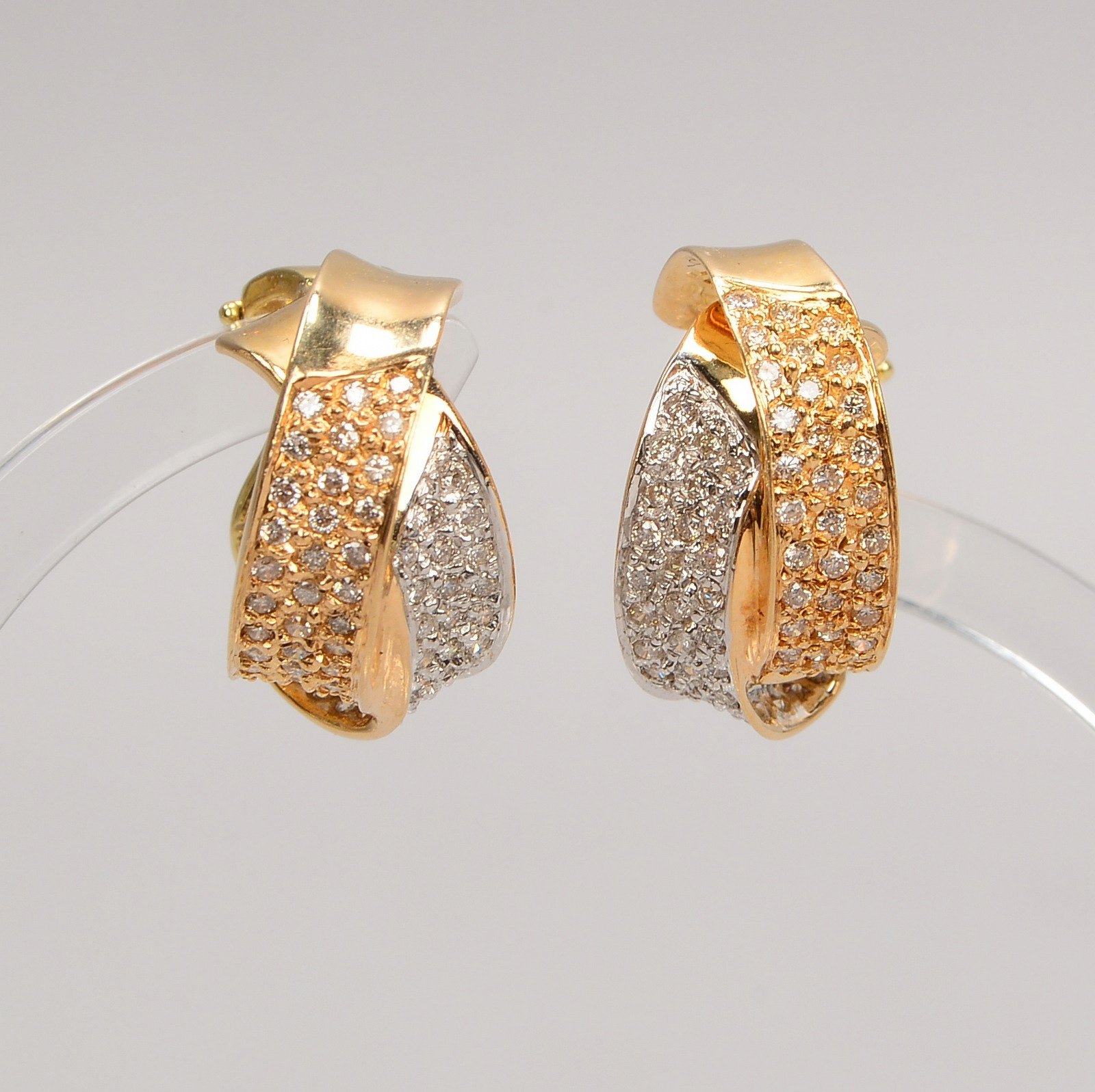 Paar Ohrclips, 585 GG/WG (gest.), mit 14x Brill./zus. ca. 1,44 ct, Farbe 'J - K', 'Vs - Si'