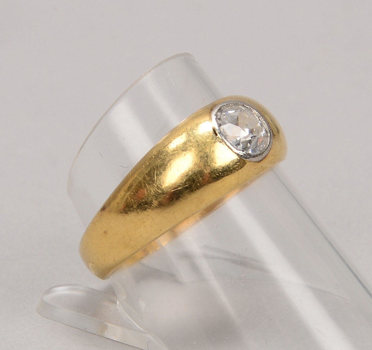Solitärring, 585 GG/WG (gepr.), mit Altschliff-Diam. von ca. 0,53 ct, 'G - H'; RG 58