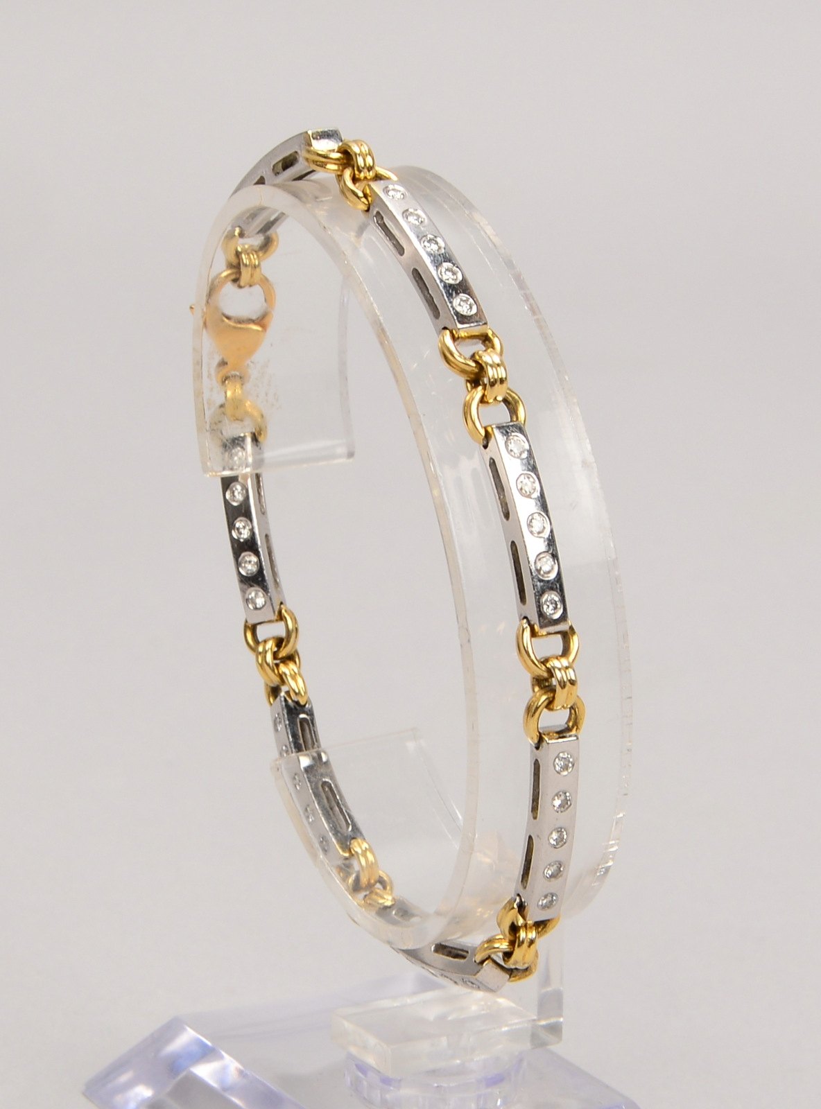 Armband, 585 GG/WG (gest.), mit 35x kl. Brill./zus. 0,70 ct, 'H - Si'; Gew. 13,80 g