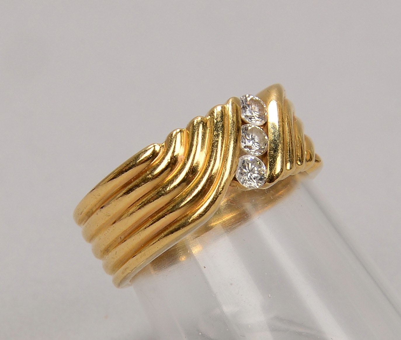 Ring, 585 GG (gest.), mit 3-fachem Brillantbesatz/zus. ca. 0,28 ct; RG 53, Gew. 4,80 g