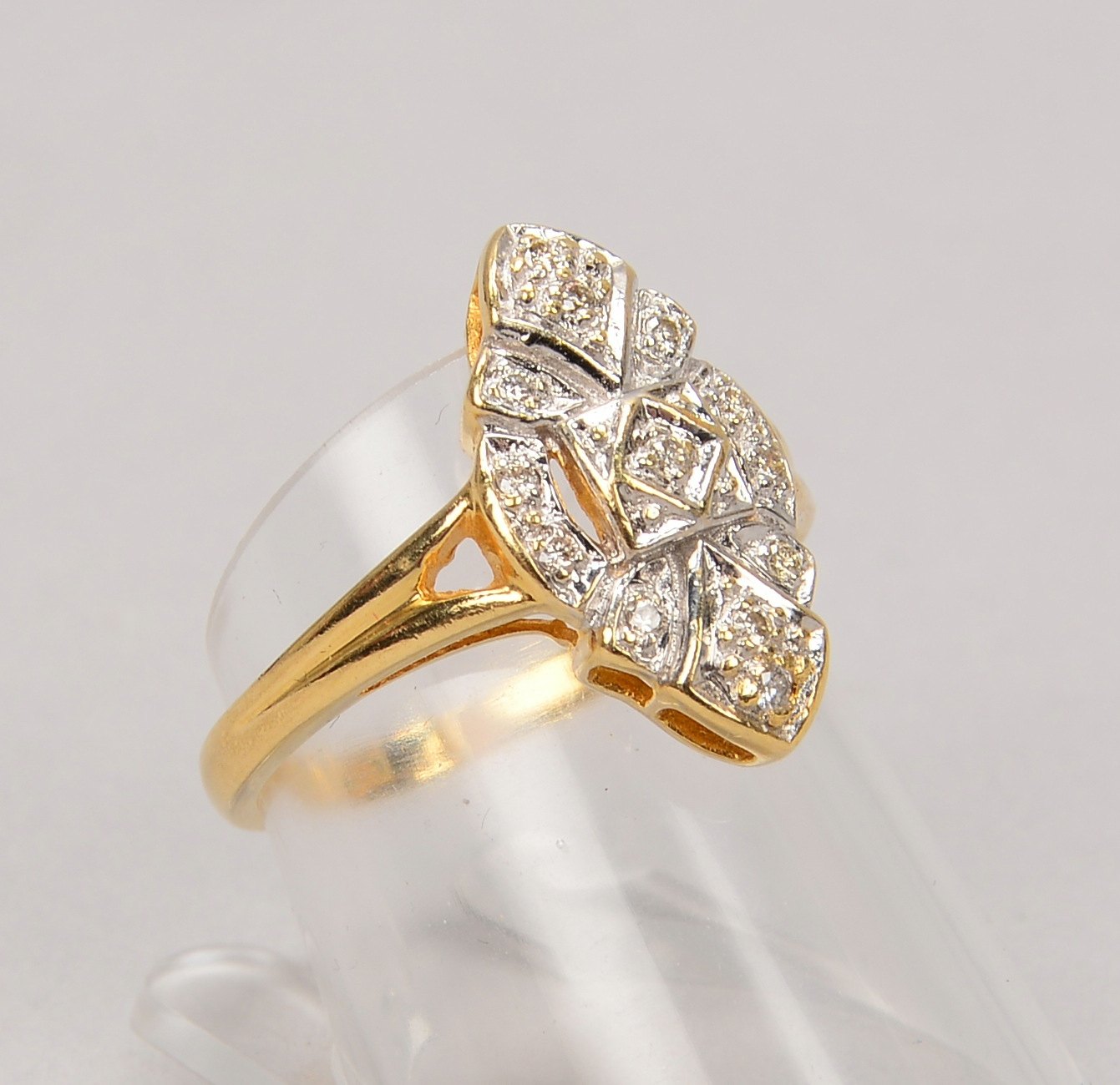 Ring, 585 GG (gest.), besetzt mit 13x kleinen Diamanten; RG 54, Gewicht 4,20 g