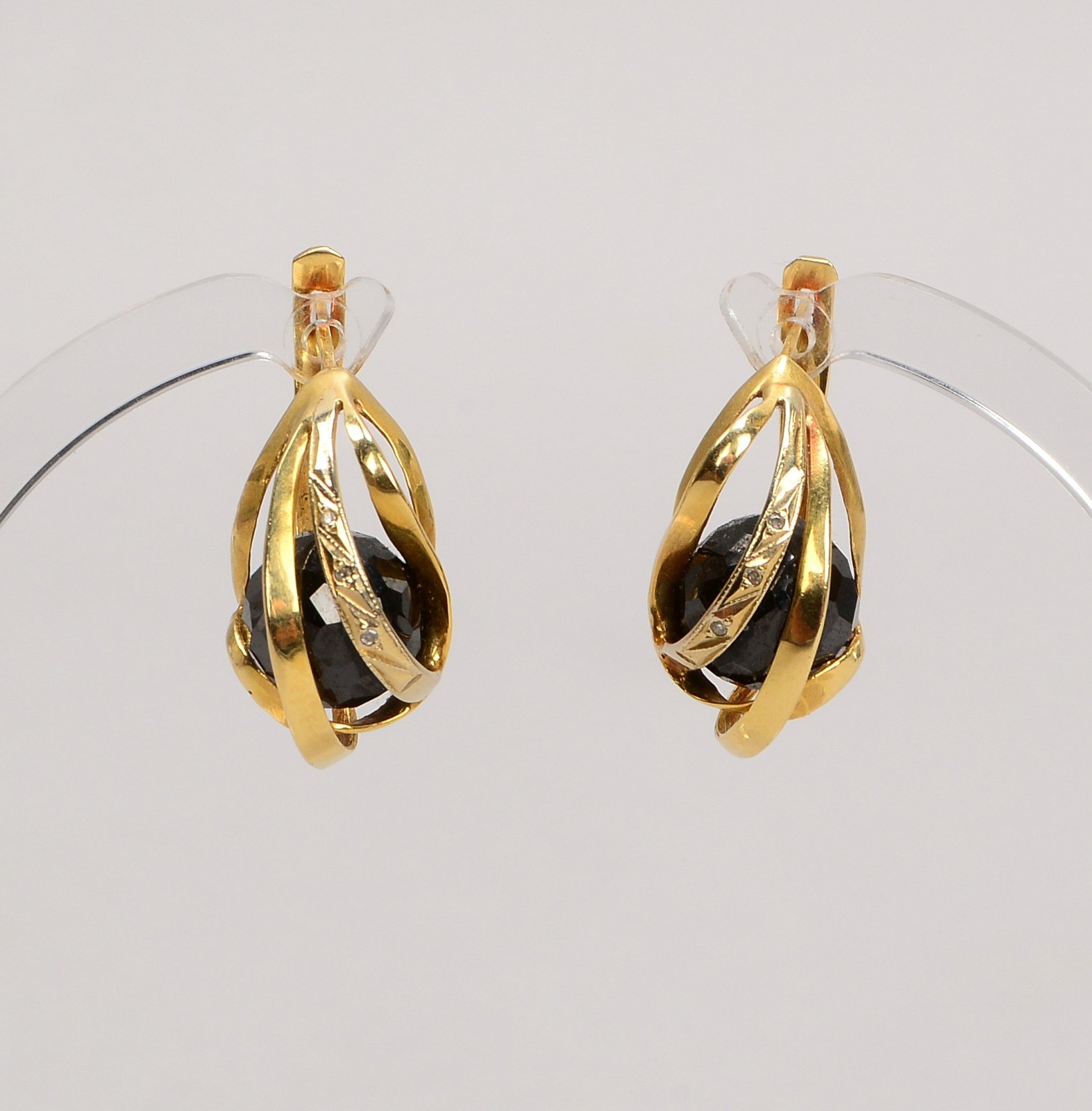Paar Ohrstecker, 585 GG (gest.), je mit fac. Onyx-Kugel; Maße 11 x 19 cm, Gew. 8,20 g