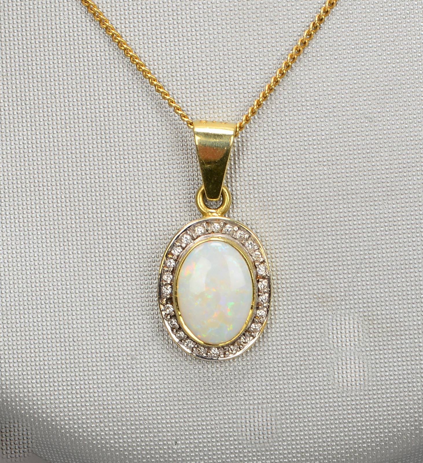 Halskette mit Anhänger, 585 GG (gest.), Anh. mit Opalcab./ca. 1,85 ct und Brill./zus. ca. 0,24 ct