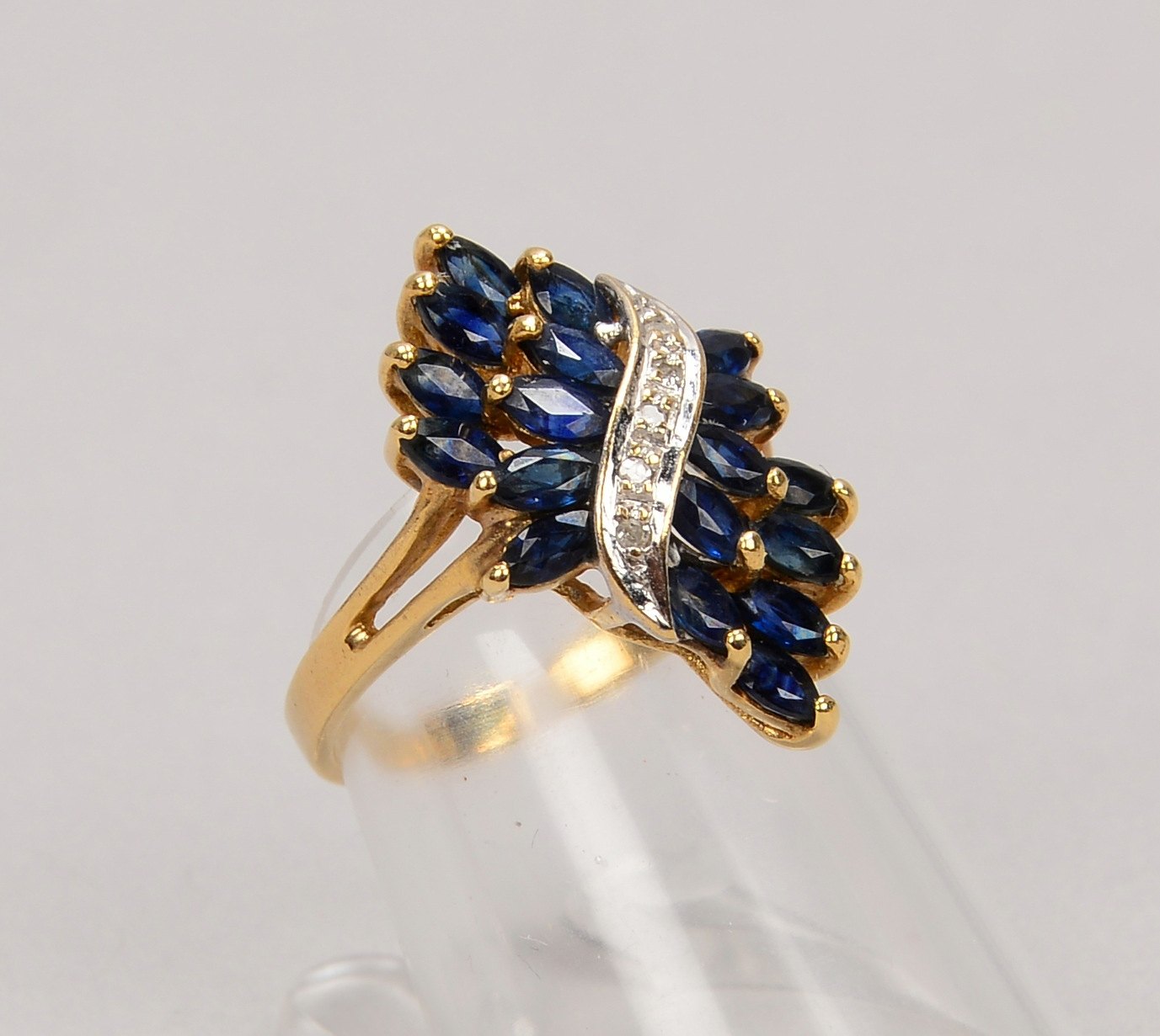 Ring, 10 kt WG (gest.), mit Saphirbesatz und Diamanten; RG 52, Gewicht 3,40 g