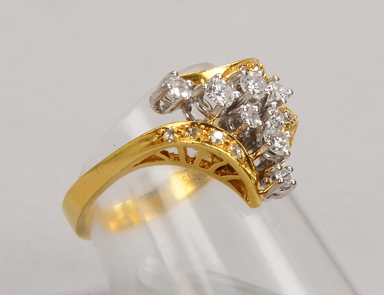 Ring, 585 GG (gest.), mit 22x Diam./zus. 0,55 ct, Achtkant- und Brillantschliff; Gew. 4,40 g