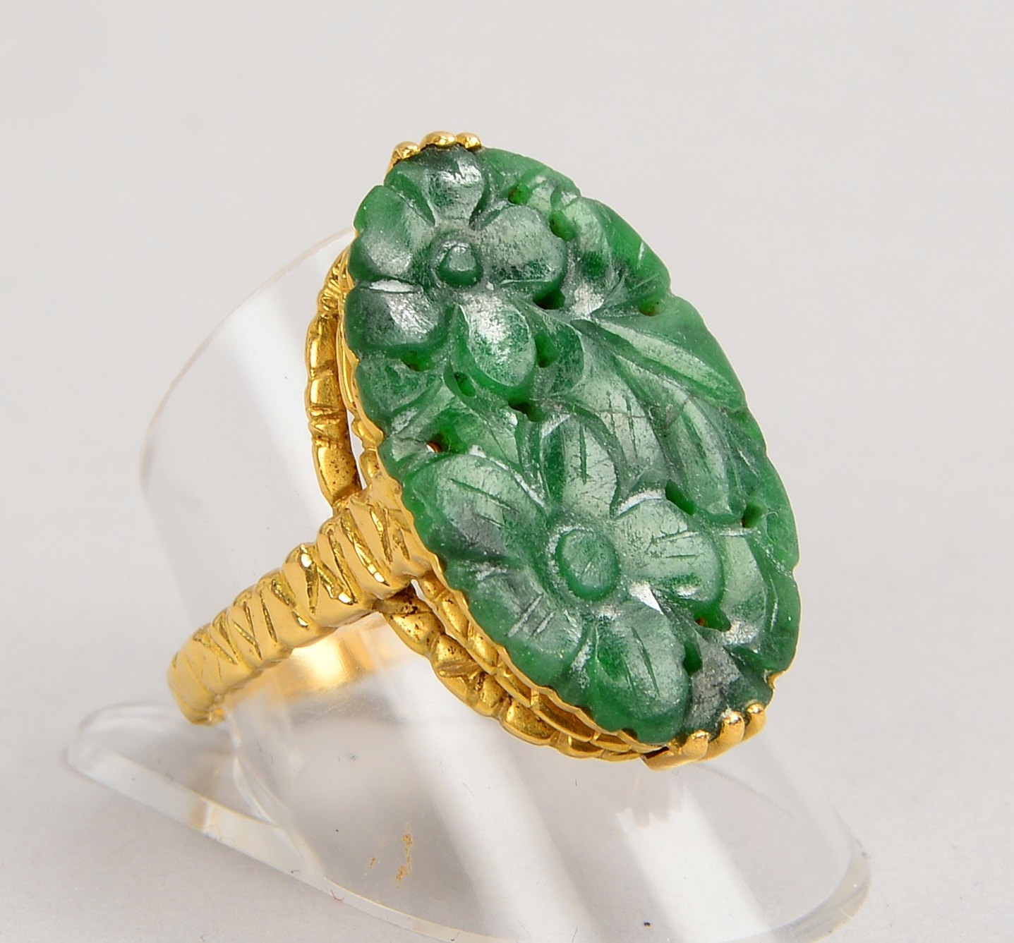 Ring, 750 GG (gest.), Ringkopf mit floral durchbr. Jadeit-Platte/16 x 26 cm; RG 60