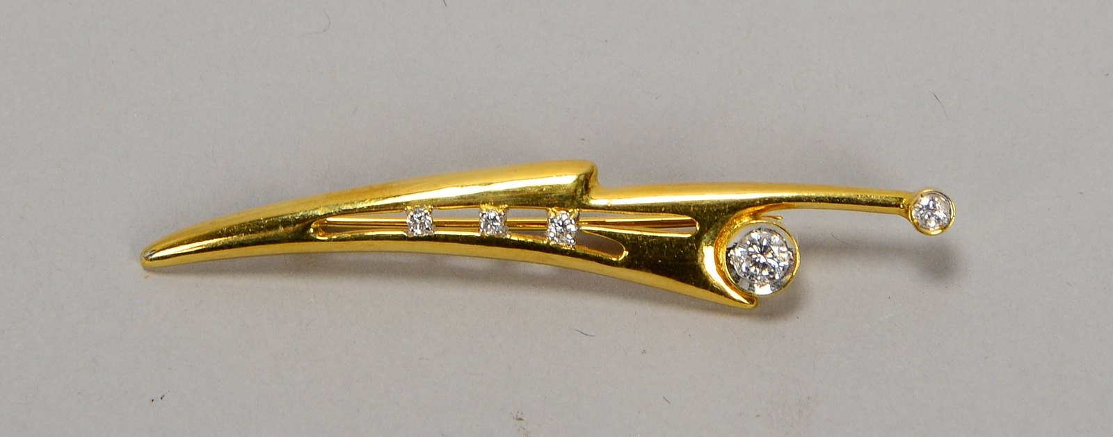 Brosche, 750 GG (gest.), mit 5x Brill./zus. ca. 0,35 ct; Länge 6 cm, Gew. 6,9 g