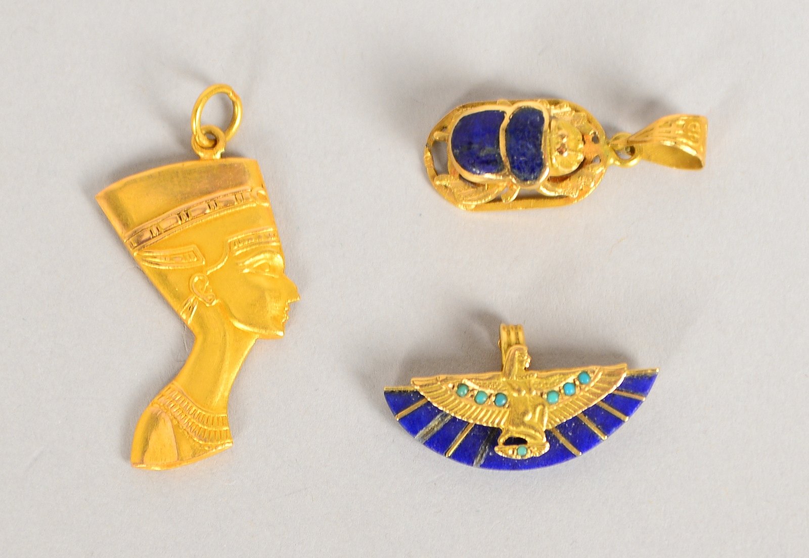 3 Kettenanhänger, 750 GG/18 kt Gold, teils mit Lapis/Türkis; Gew. ca. 10 g